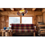 Radiateur plafond infrarouge 2100W pour chalet et abri de jardin : intérieur chaleureux en bois avec canapé plaid, table ronde e