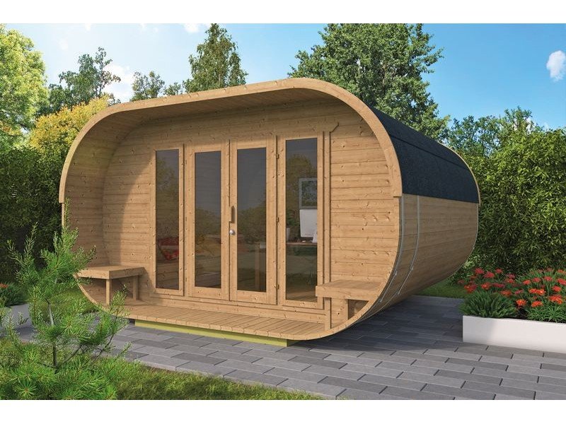 CADRE: un petit chalet en bois de forme ovale posé sur une terrasse, avec des portes vitrées et une banquette intégrée.