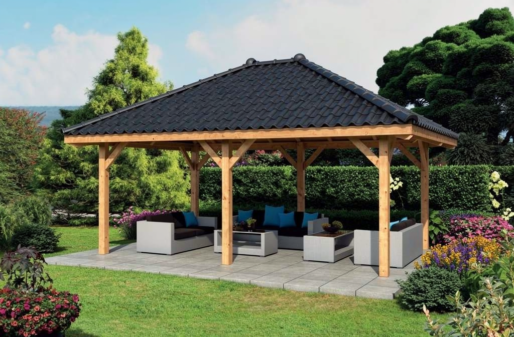 Gazebo en bois au milieu d’un jardin verdoyant, espace salon extérieur sous toiture sombre, entouré de haies et de fleurs. Aménagement jardin ombragé naturel.